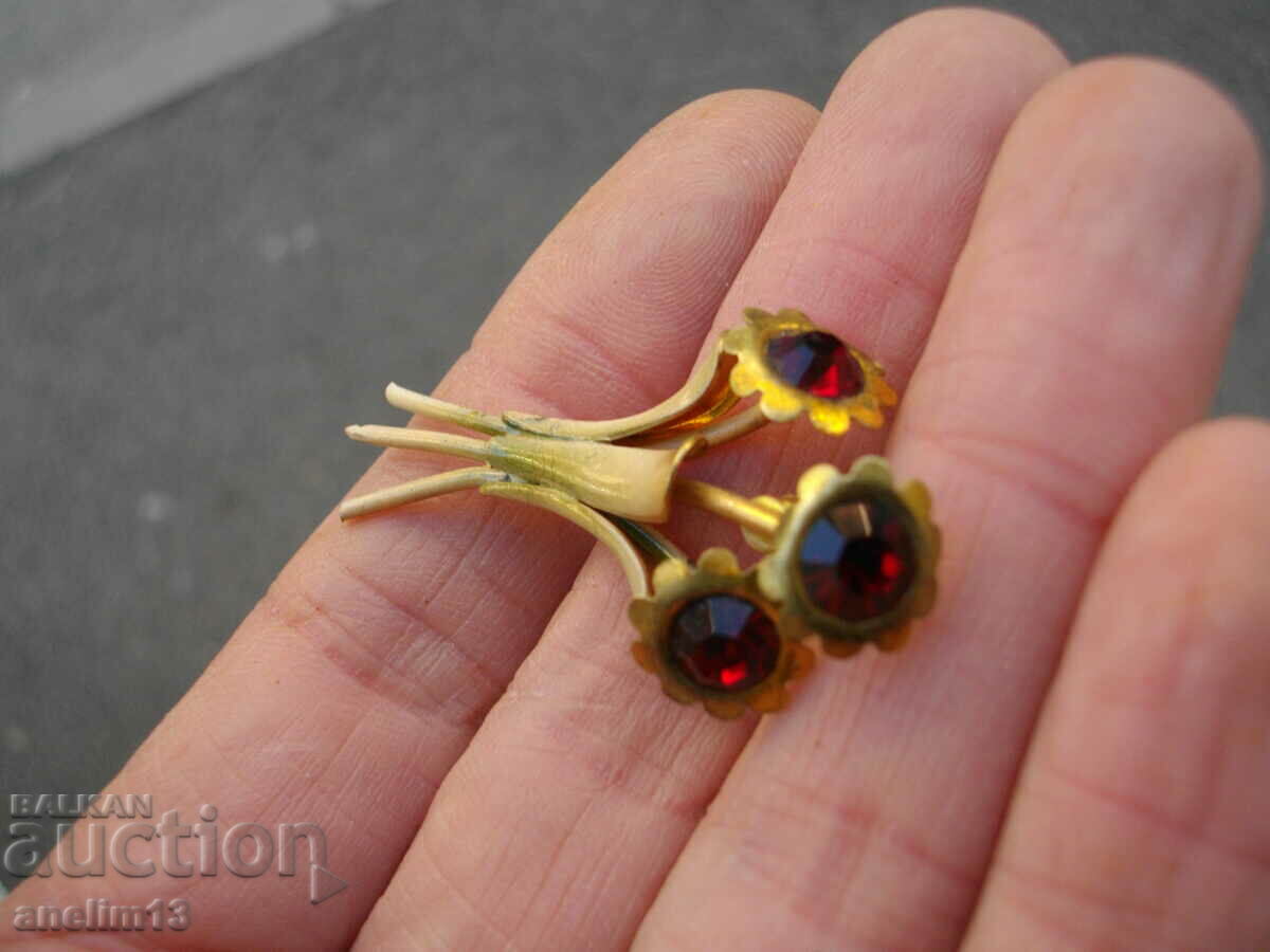 Auction AN OLD GILT BROOCH Auction AN OLD GILT BROOCH