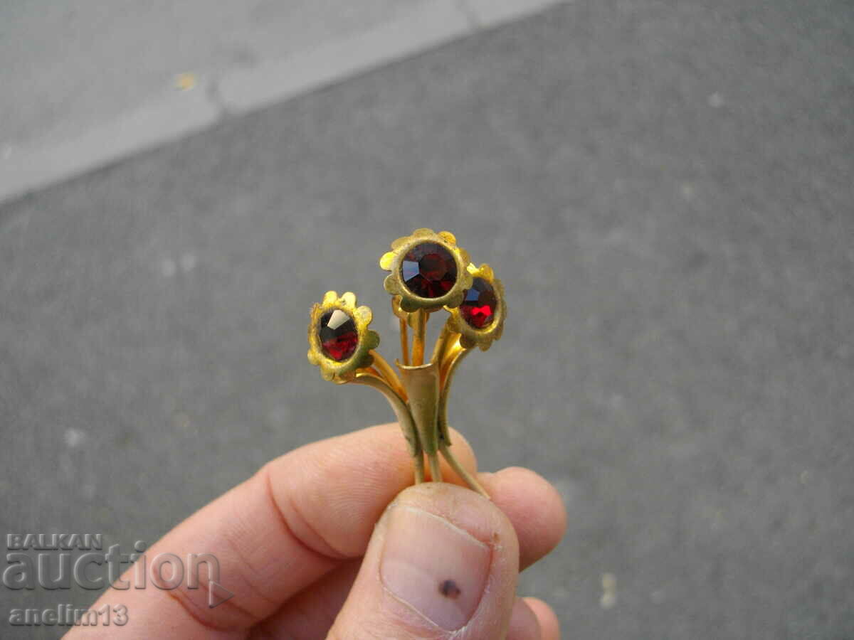 Delivery of AN OLD GILT BROOCH Delivery of AN OLD GILT BROOCH