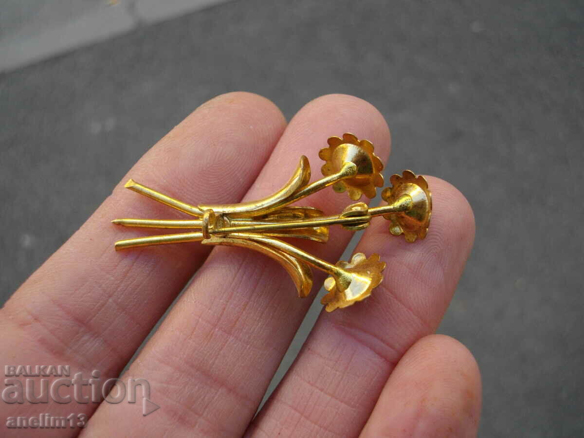 AN OLD GILT BROOCH - 5 AN OLD GILT BROOCH - 5