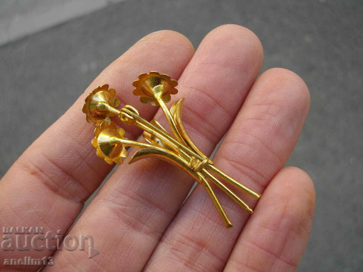 AN OLD GILT BROOCH - 6 AN OLD GILT BROOCH - 6