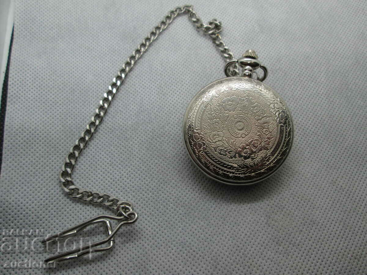 QUARTZ POCKET WATCH, I DON'T KNOW IF IT WORKS - 6 QUARTZ POCKET WATCH, I DON'T KNOW IF IT WORKS - 6