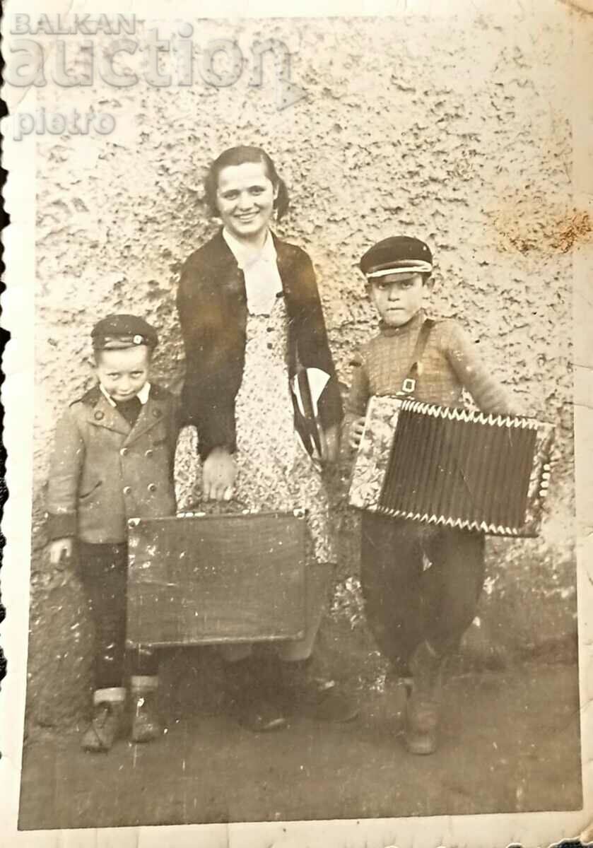 България. Стара снимка фотография. Момиче с куфар и двете..