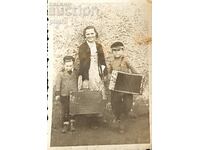Βουλγαρία. Παλιά φωτογραφία φωτογραφίας. Κορίτσι με βαλίτσα και τα δύο..