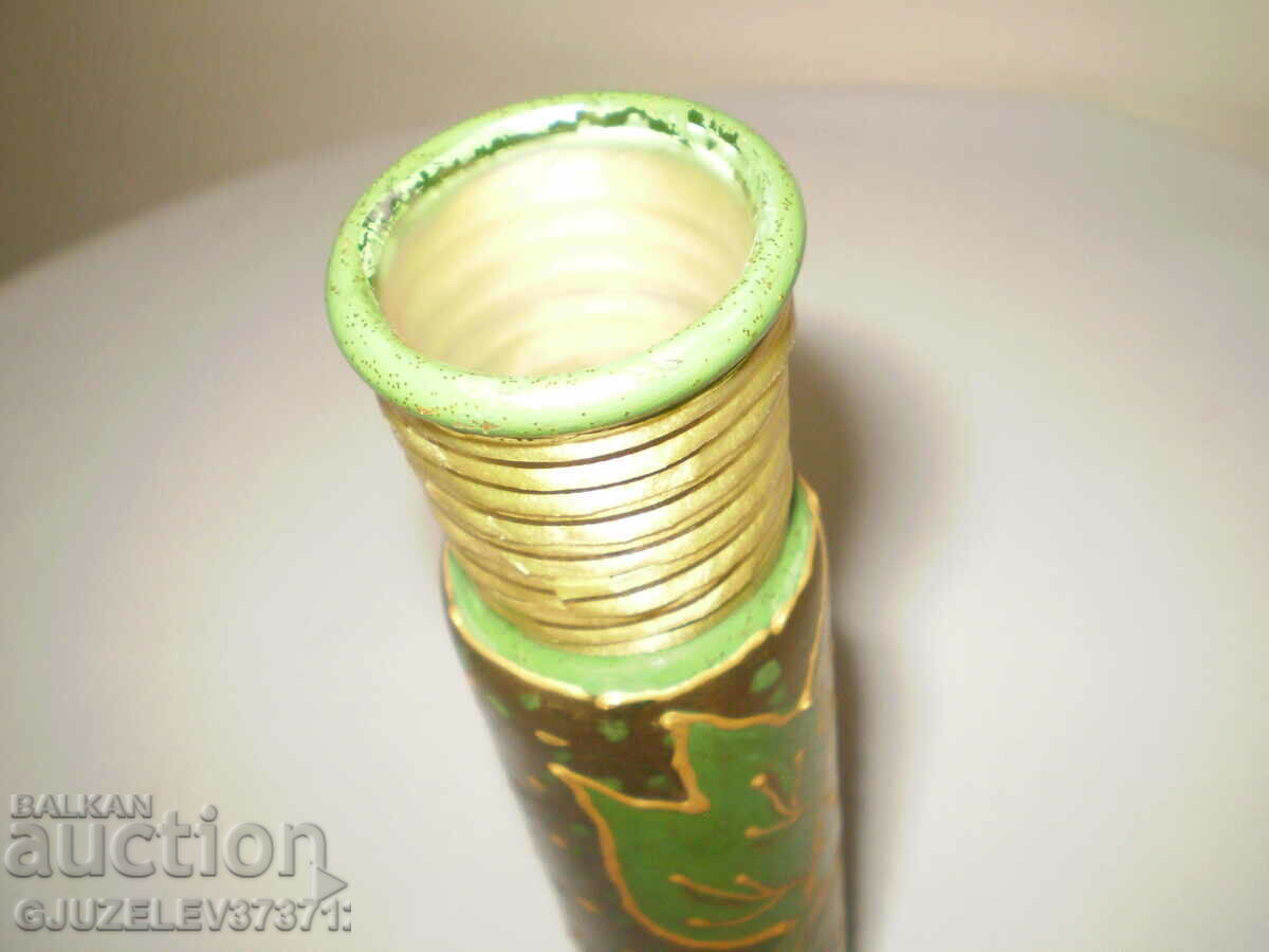 Delivery of VINTAGE BEAUTIFUL HANDCRAFTED PAINTED GLASS VASE IN Delivery of VINTAGE BEAUTIFUL HANDCRAFTED PAINTED GLASS VASE IN