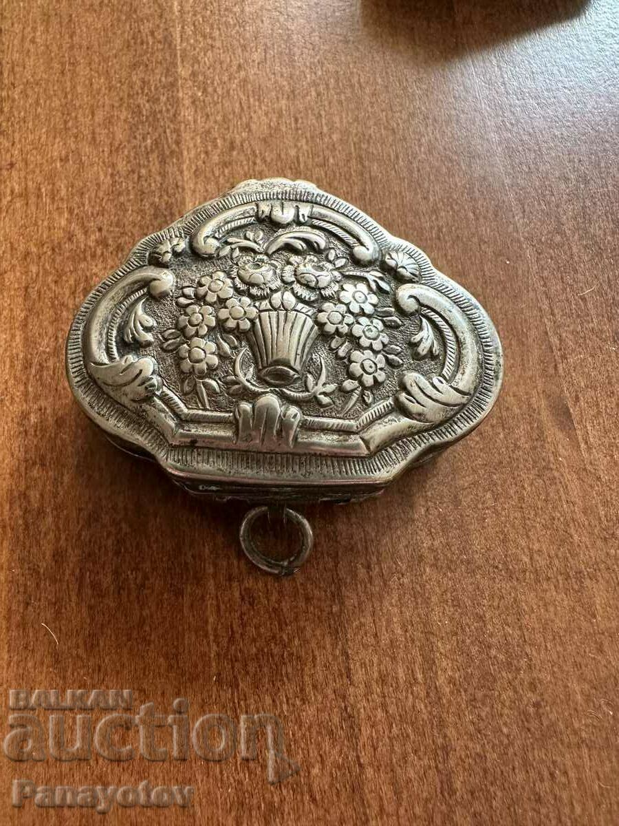 OLD SILVER WROUGHT RENAISSANCE SNUFF BOX with price 545.00 BGN | € 278.65 OLD SILVER WROUGHT RENAISSANCE SNUFF BOX with price 545.00 BGN | € 278.65