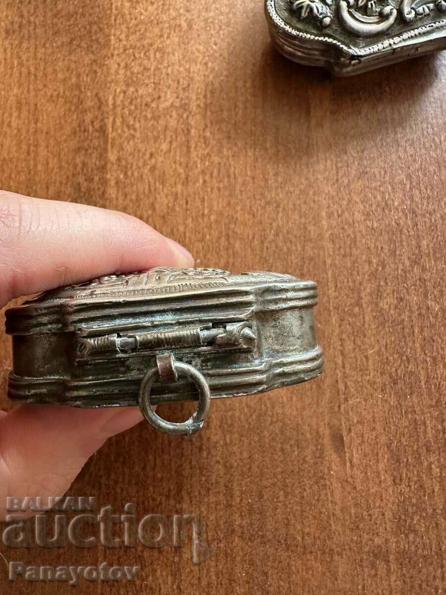 Auction OLD SILVER WROUGHT RENAISSANCE SNUFF BOX Auction OLD SILVER WROUGHT RENAISSANCE SNUFF BOX