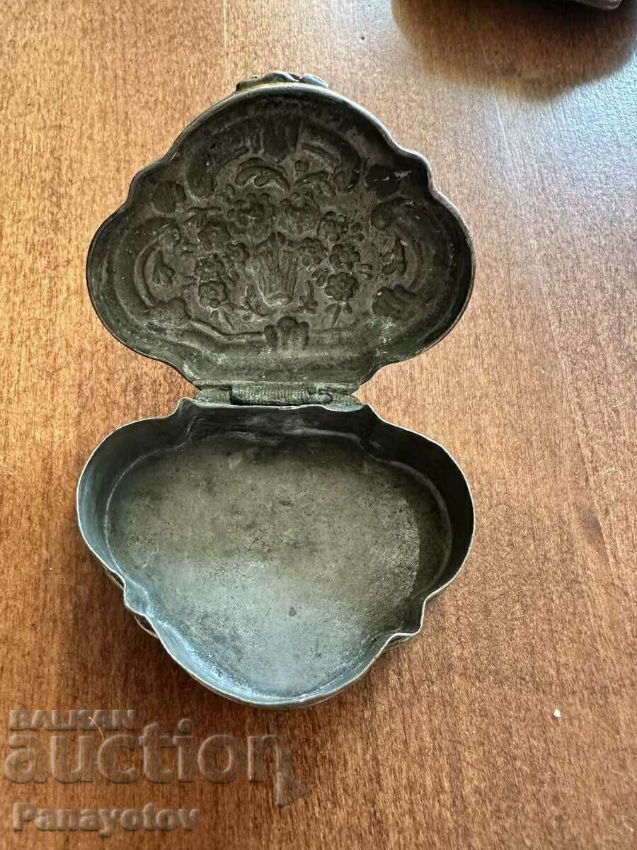 OLD SILVER WROUGHT RENAISSANCE SNUFF BOX - 5 OLD SILVER WROUGHT RENAISSANCE SNUFF BOX - 5