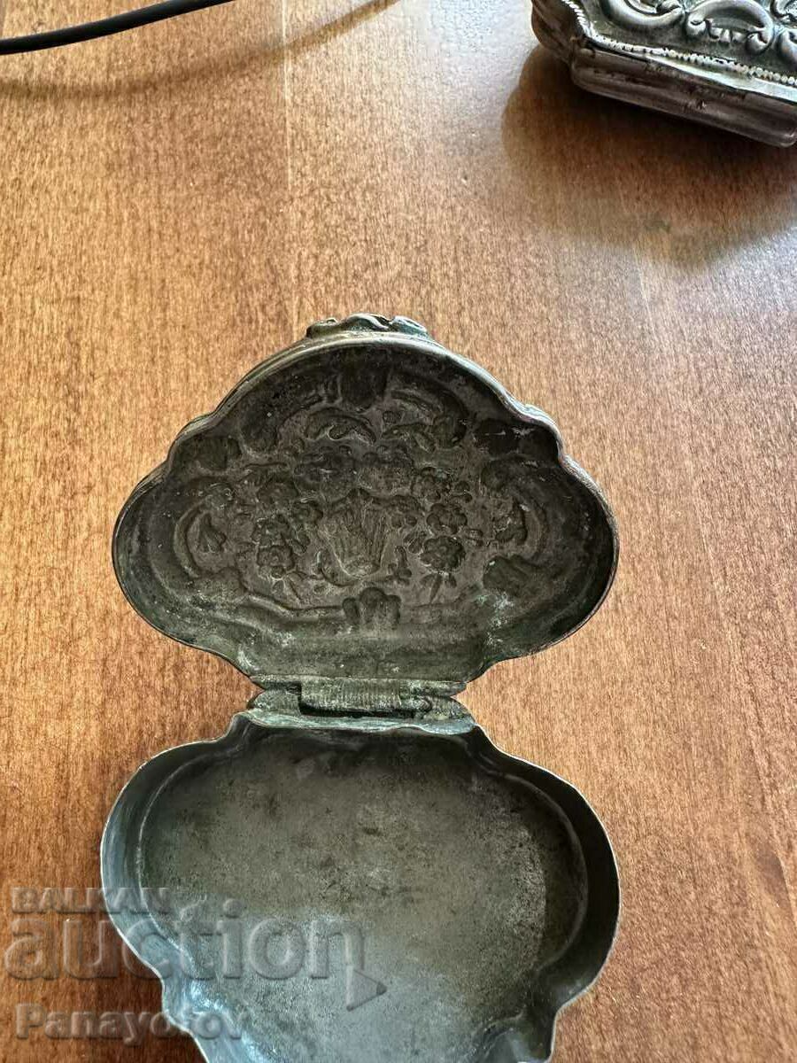 OLD SILVER WROUGHT RENAISSANCE SNUFF BOX - 6 OLD SILVER WROUGHT RENAISSANCE SNUFF BOX - 6