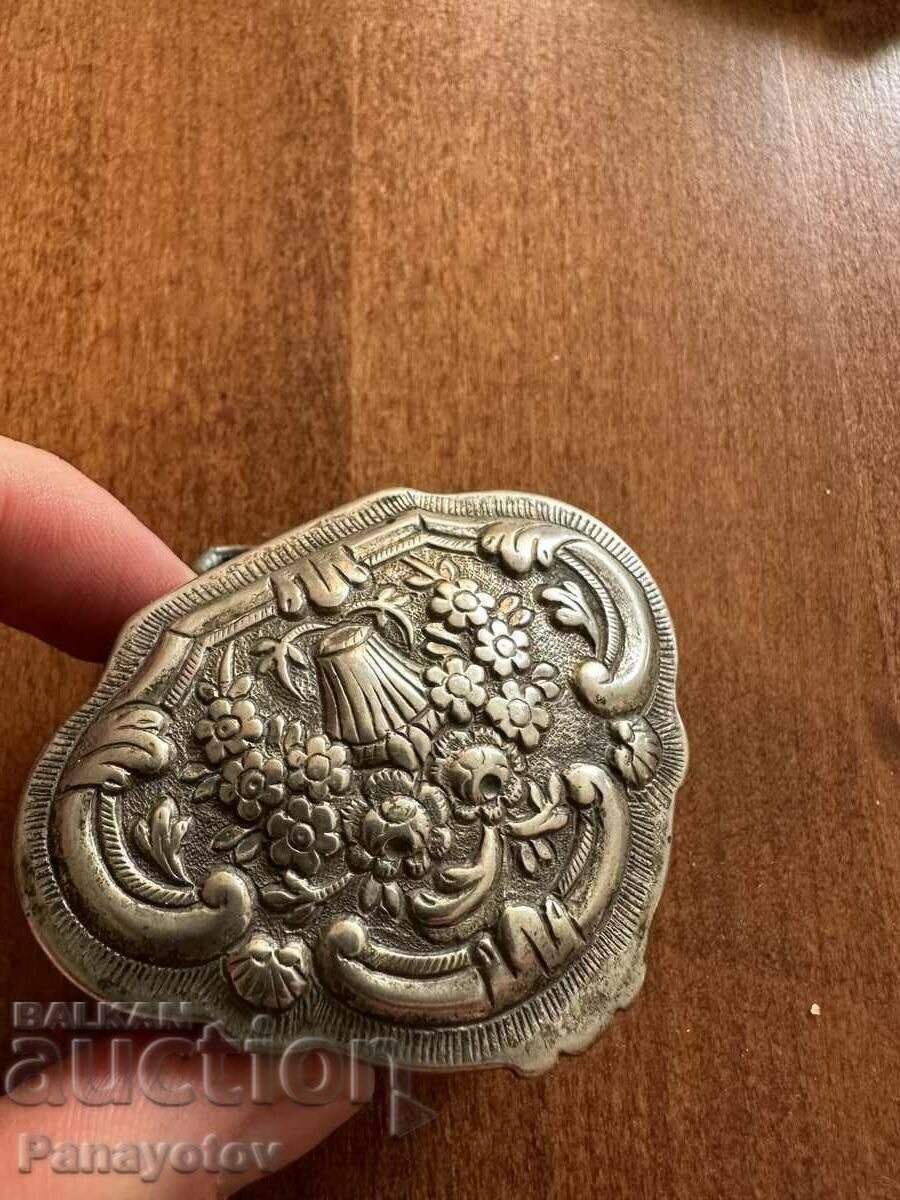 OLD SILVER WROUGHT RENAISSANCE SNUFF BOX - 7 OLD SILVER WROUGHT RENAISSANCE SNUFF BOX - 7