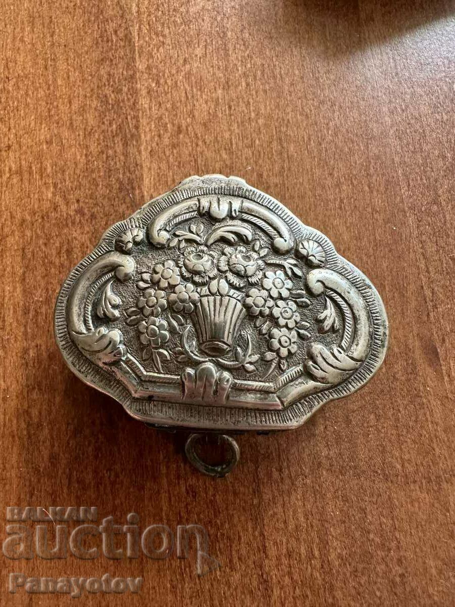 OLD SILVER WROUGHT RENAISSANCE SNUFF BOX OLD SILVER WROUGHT RENAISSANCE SNUFF BOX