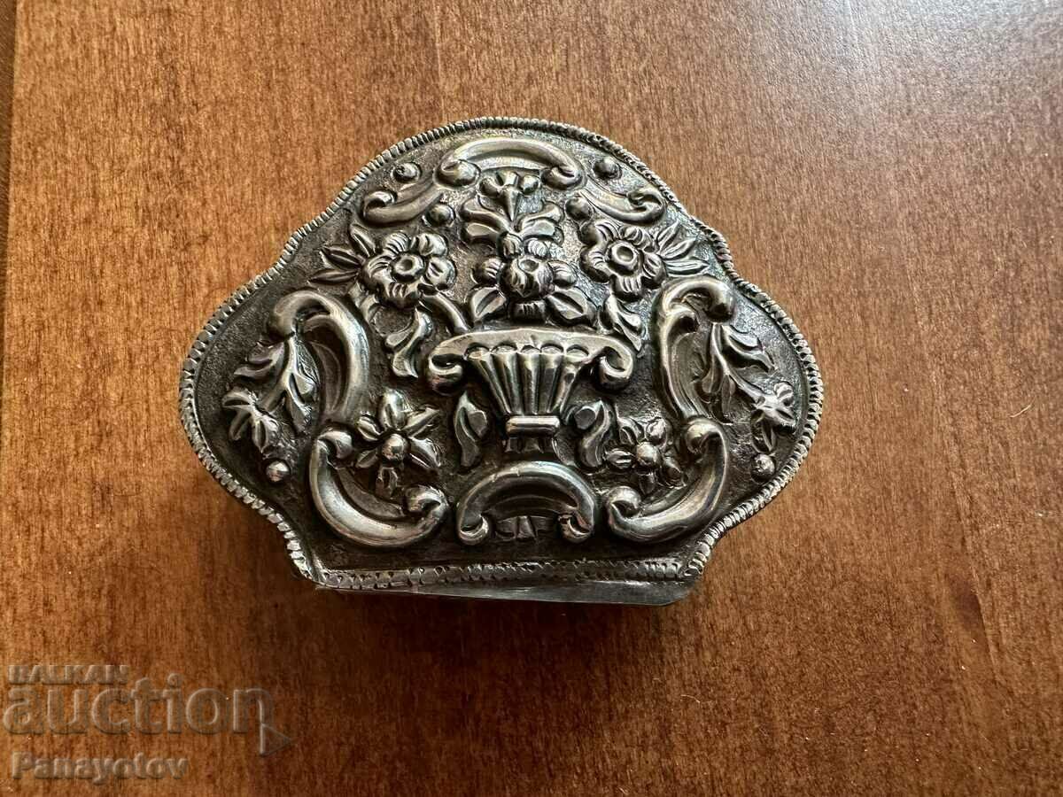 OLD SILVER WROUGHT RENAISSANCE SNUFF BOX with price 545.00 BGN | € 278.65 OLD SILVER WROUGHT RENAISSANCE SNUFF BOX with price 545.00 BGN | € 278.65