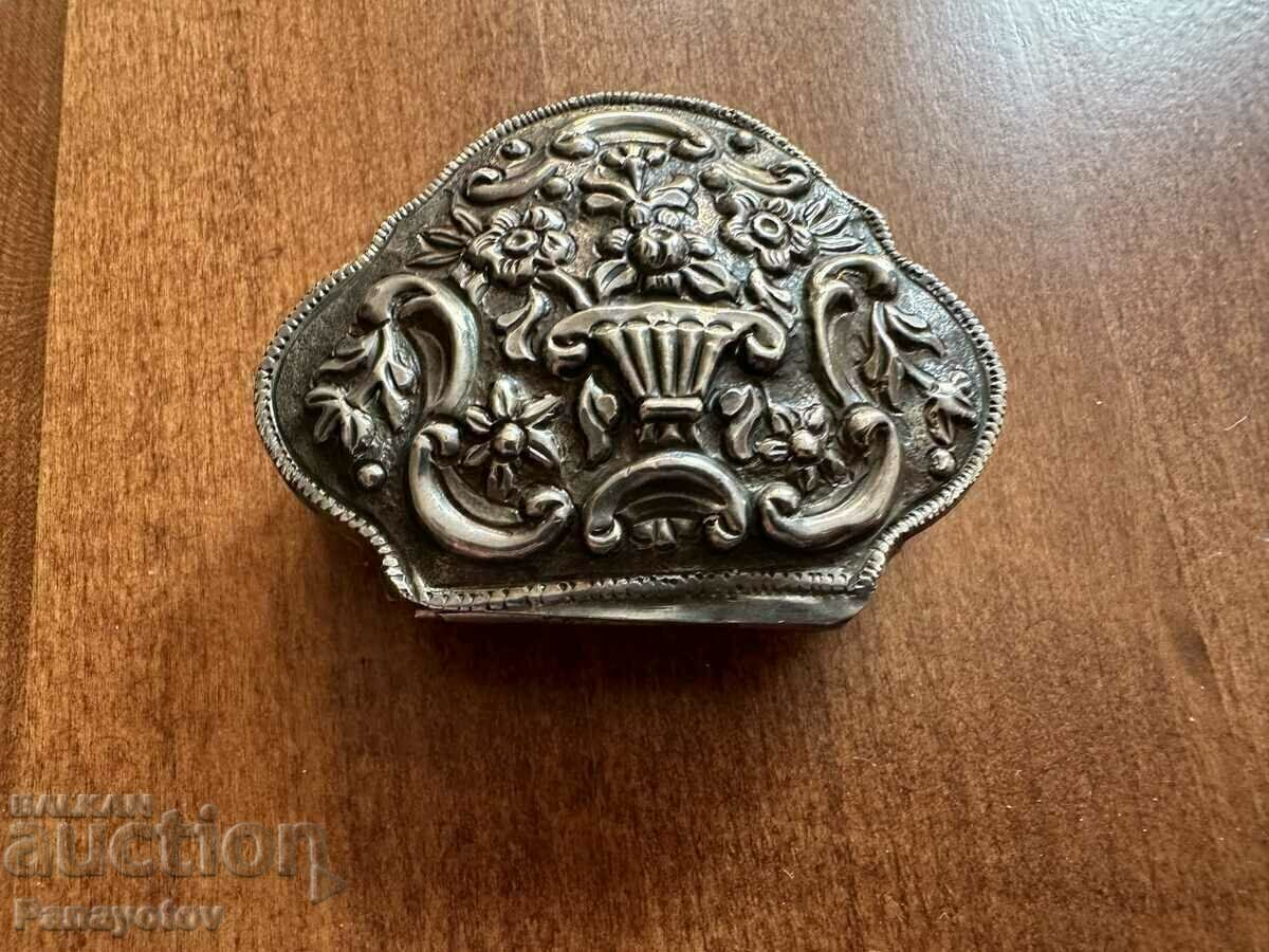 Auction OLD SILVER WROUGHT RENAISSANCE SNUFF BOX Auction OLD SILVER WROUGHT RENAISSANCE SNUFF BOX