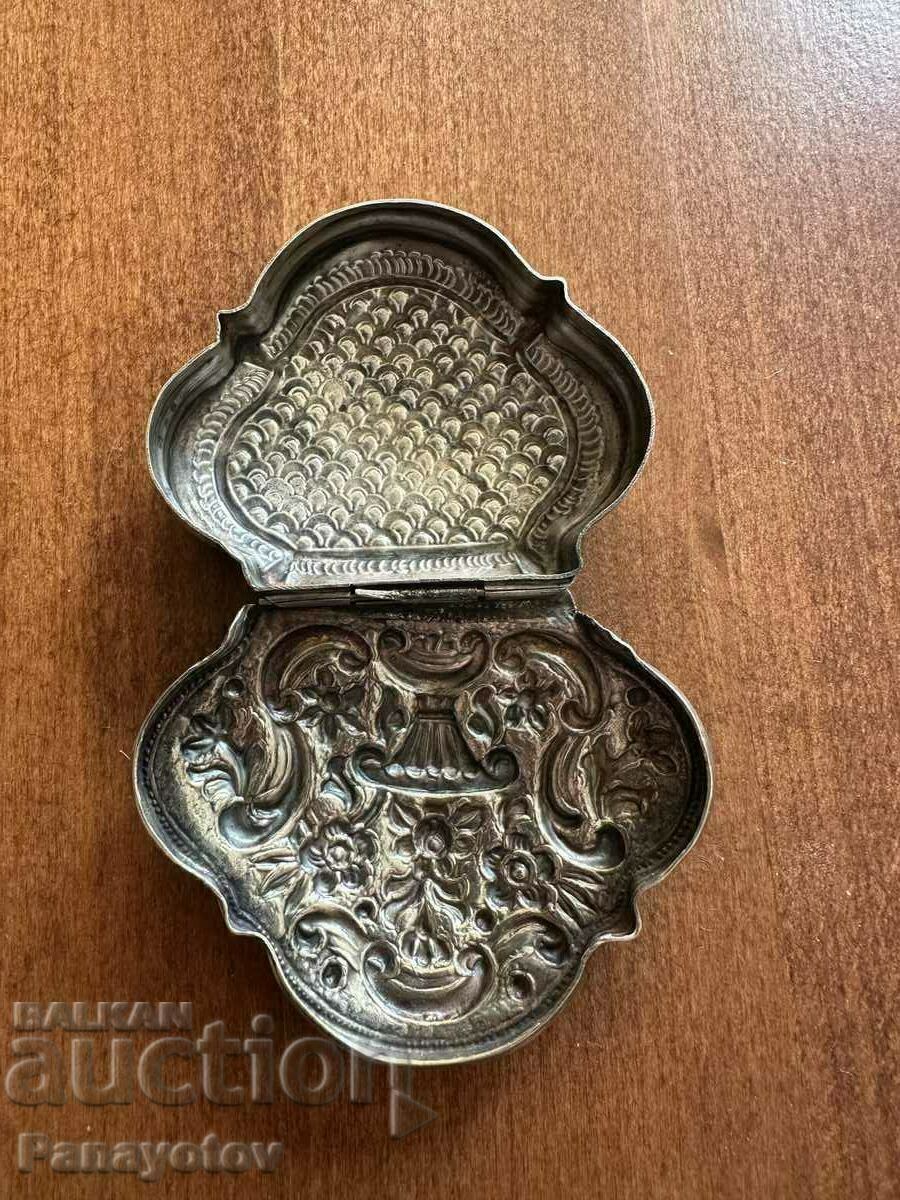 OLD SILVER WROUGHT RENAISSANCE SNUFF BOX - 6 OLD SILVER WROUGHT RENAISSANCE SNUFF BOX - 6