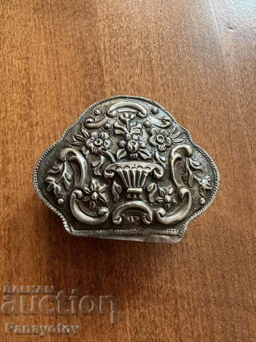 OLD SILVER WROUGHT RENAISSANCE SNUFF BOX OLD SILVER WROUGHT RENAISSANCE SNUFF BOX