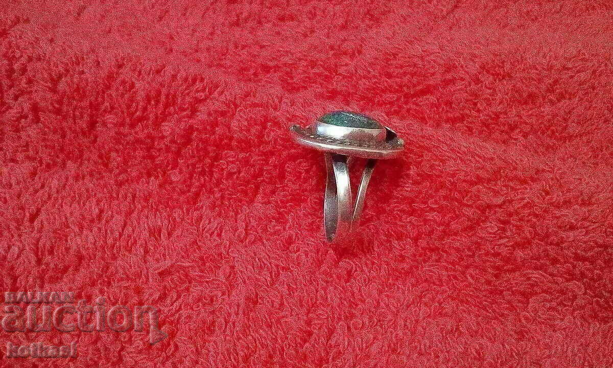 Delivery of Old silver 925 sterling ring green semi-precious stone Delivery of Old silver 925 sterling ring green semi-precious stone