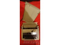 Mașină de scris electronică antică în stare excelentă de funcționare.
