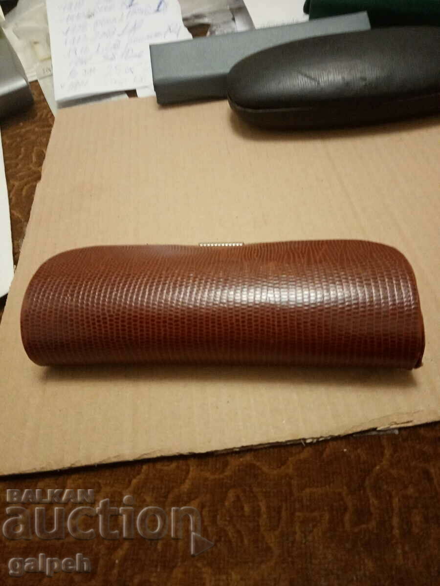 CAZ PENTRU OCHEARE - 4 BGN. cu preț 4.00 BGN | € 2.05