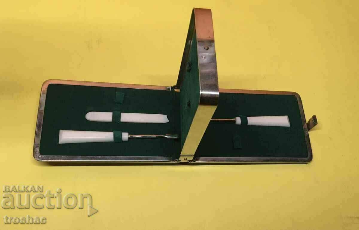 Delivery of Old Luxury Vanity Box with Engraved Wish Delivery of Old Luxury Vanity Box with Engraved Wish