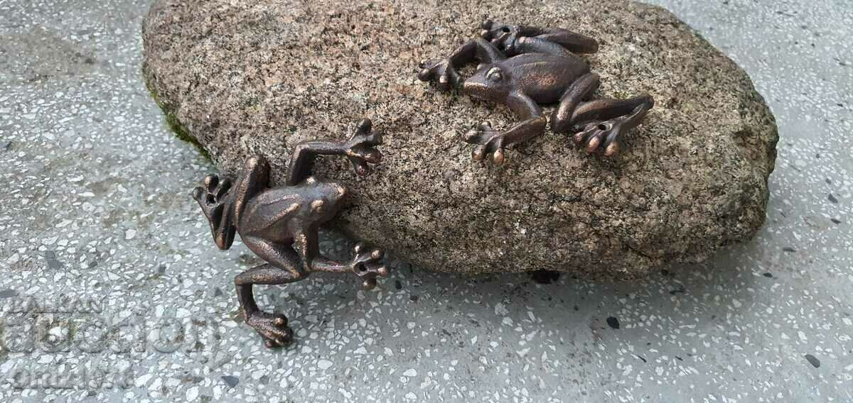 Lot Massive cast iron frogs, 660g with price 59.00 BGN | € 30.17 Lot Massive cast iron frogs, 660g with price 59.00 BGN | € 30.17