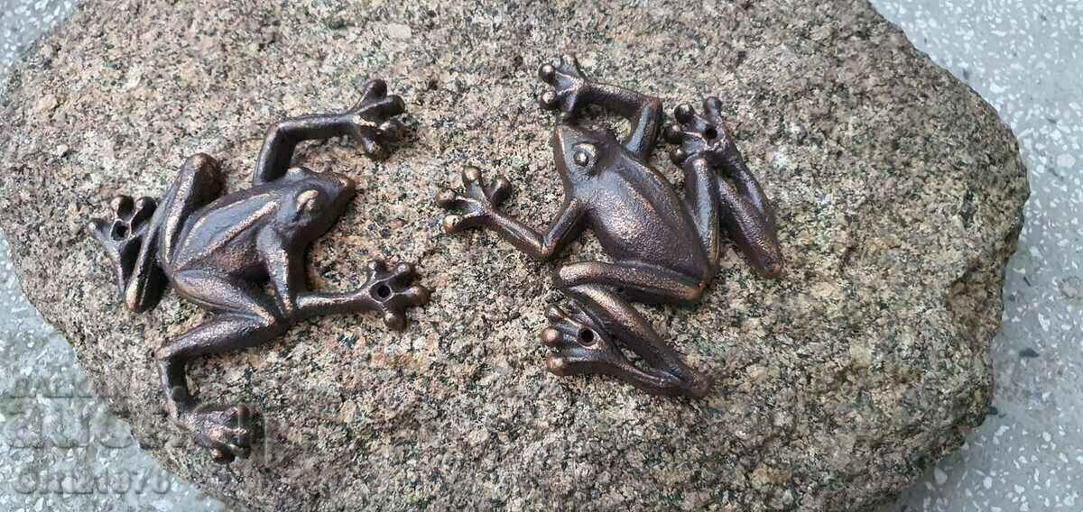 Auction  Lot Massive cast iron frogs, 660g
