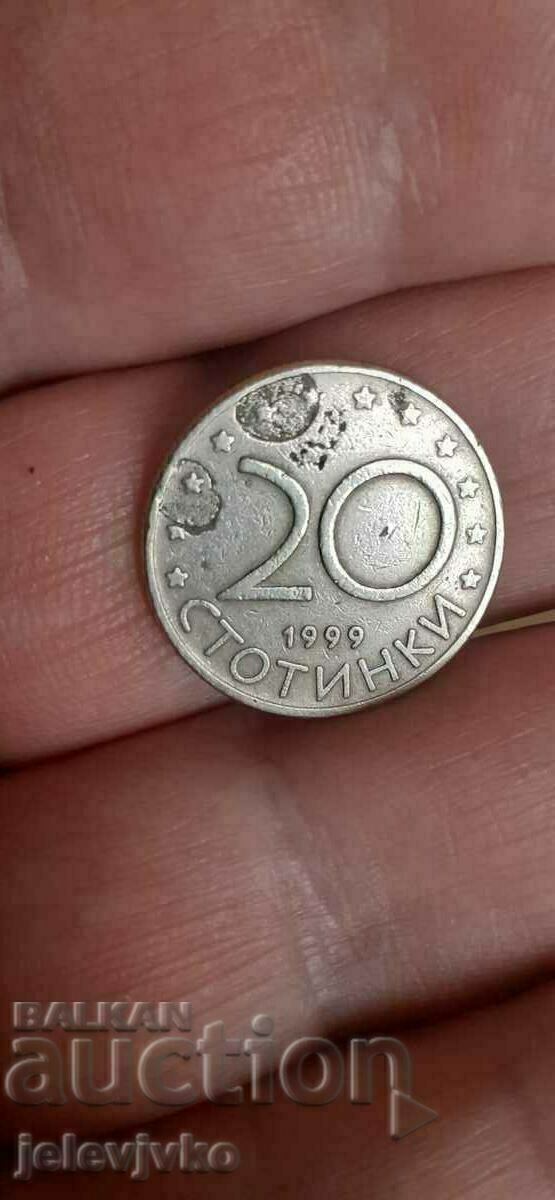20 ochiuri cu defect de tăiere