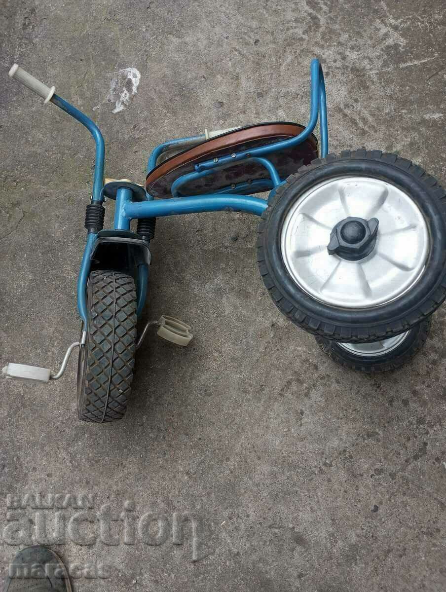 Jucării vechi pentru copii triciclu și bicicletă mică cu preț 80.00 BGN | € 40.90 Jucării vechi pentru copii triciclu și bicicletă mică cu preț 80.00 BGN | € 40.90