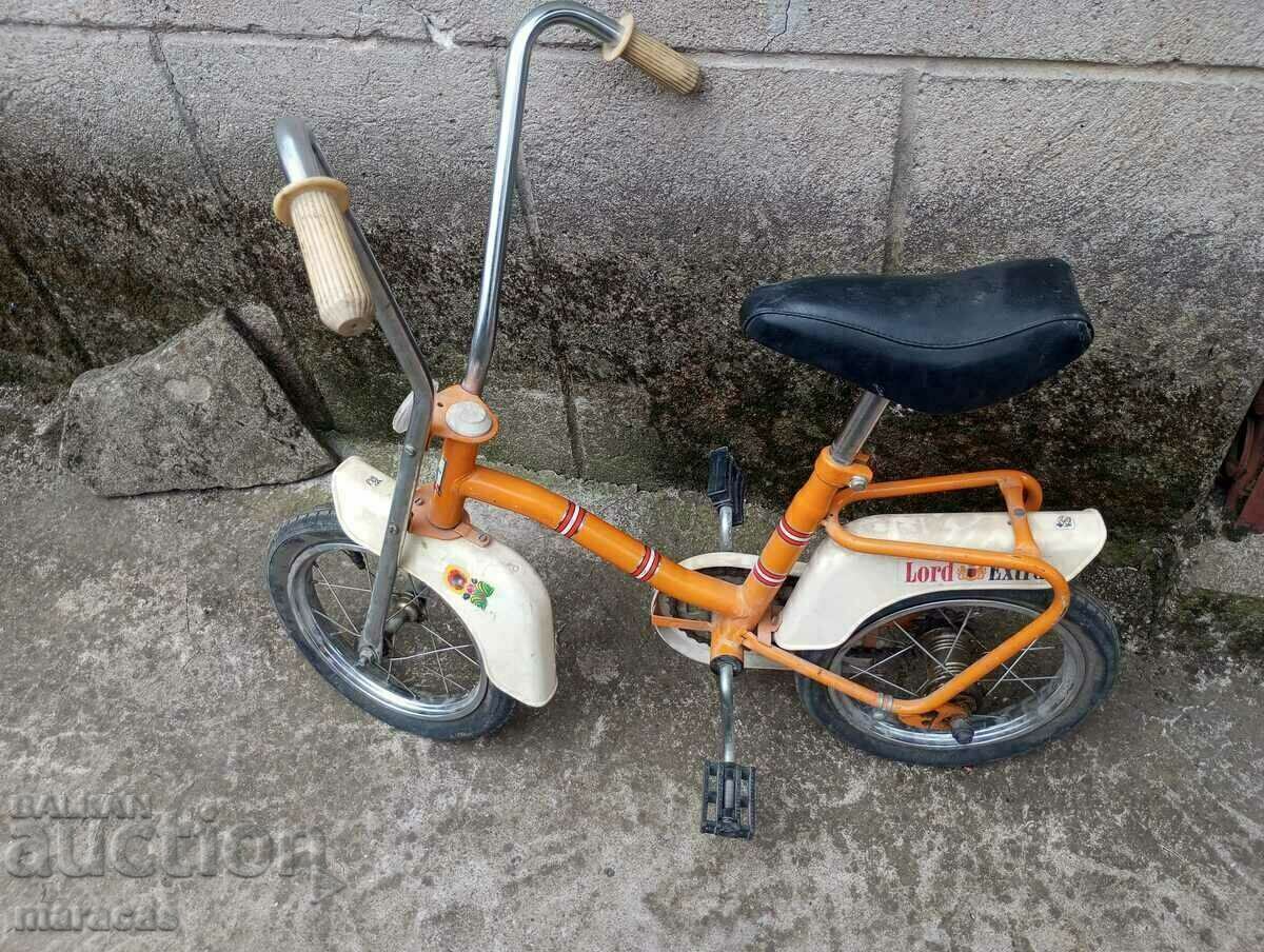 Licitație Jucării vechi pentru copii triciclu și bicicletă mică Licitație Jucării vechi pentru copii triciclu și bicicletă mică