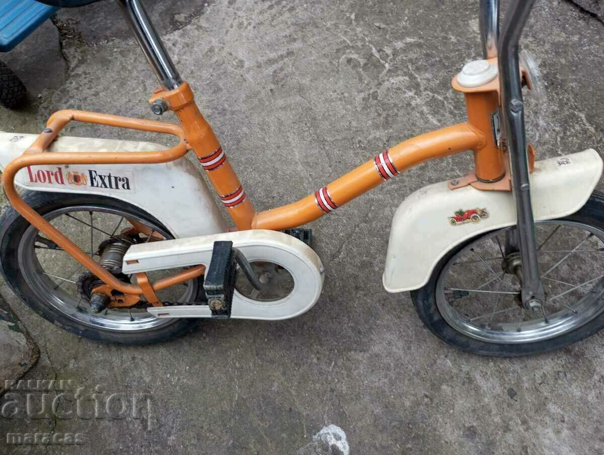 Livrarea Jucării vechi pentru copii triciclu și bicicletă mică Livrarea Jucării vechi pentru copii triciclu și bicicletă mică