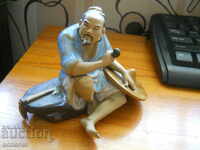 старинна порцеланова статуетка - земеделец (Китай)