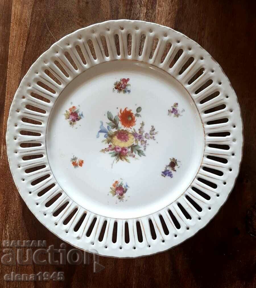 Auction Dessert plates Auction Dessert plates