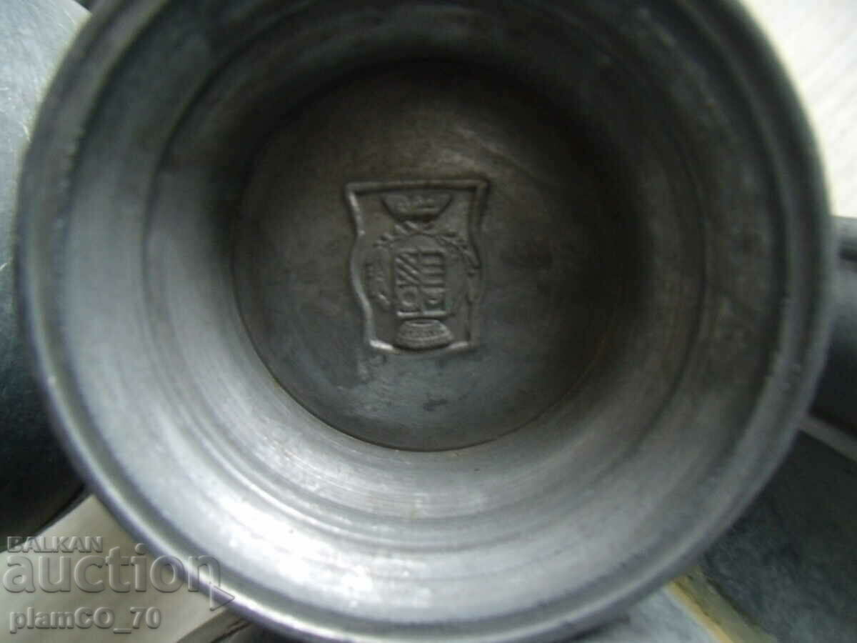 Delivery of No.*7403 four old metal jugs - with metal lids Delivery of No.*7403 four old metal jugs - with metal lids
