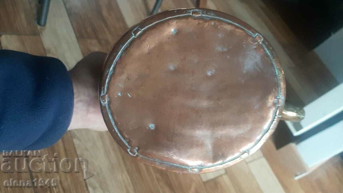 Auction  Kettle of honey