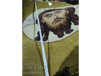 O tapiserie uriașă țesută cu o imagine a lui Isus Hristos
