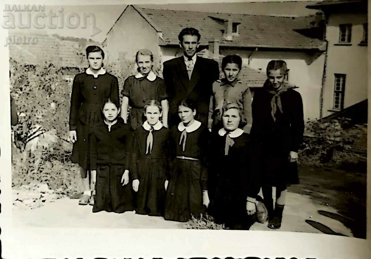 Стара снимка фотография на момичета ученички и техният учи..