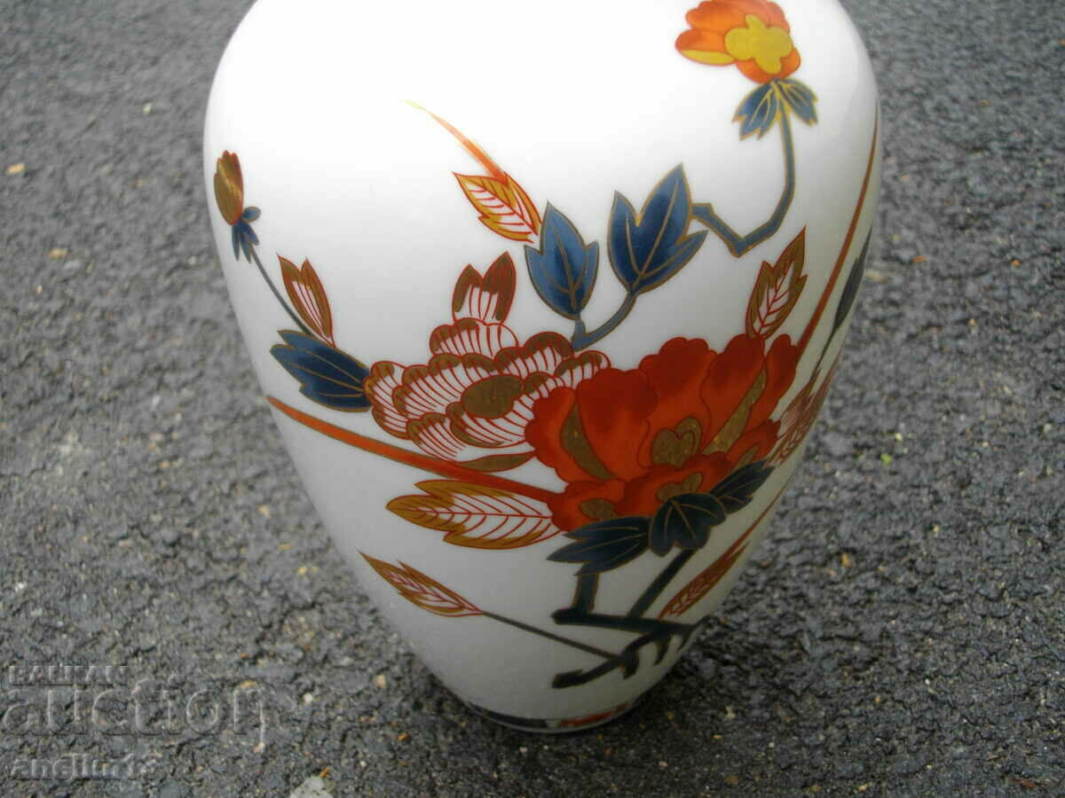 PORCELAIN VASE with price 65.00 BGN | € 33.23 PORCELAIN VASE with price 65.00 BGN | € 33.23
