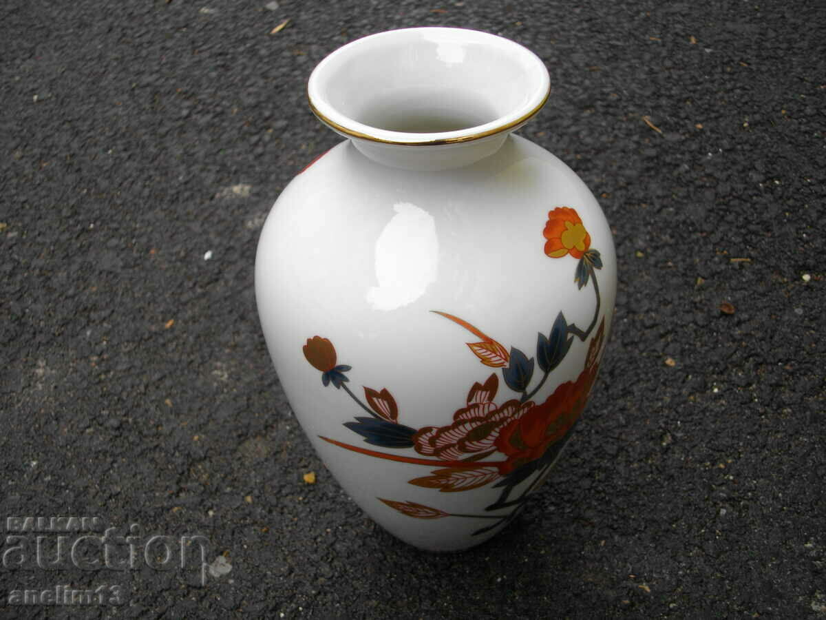 Auction PORCELAIN VASE Auction PORCELAIN VASE