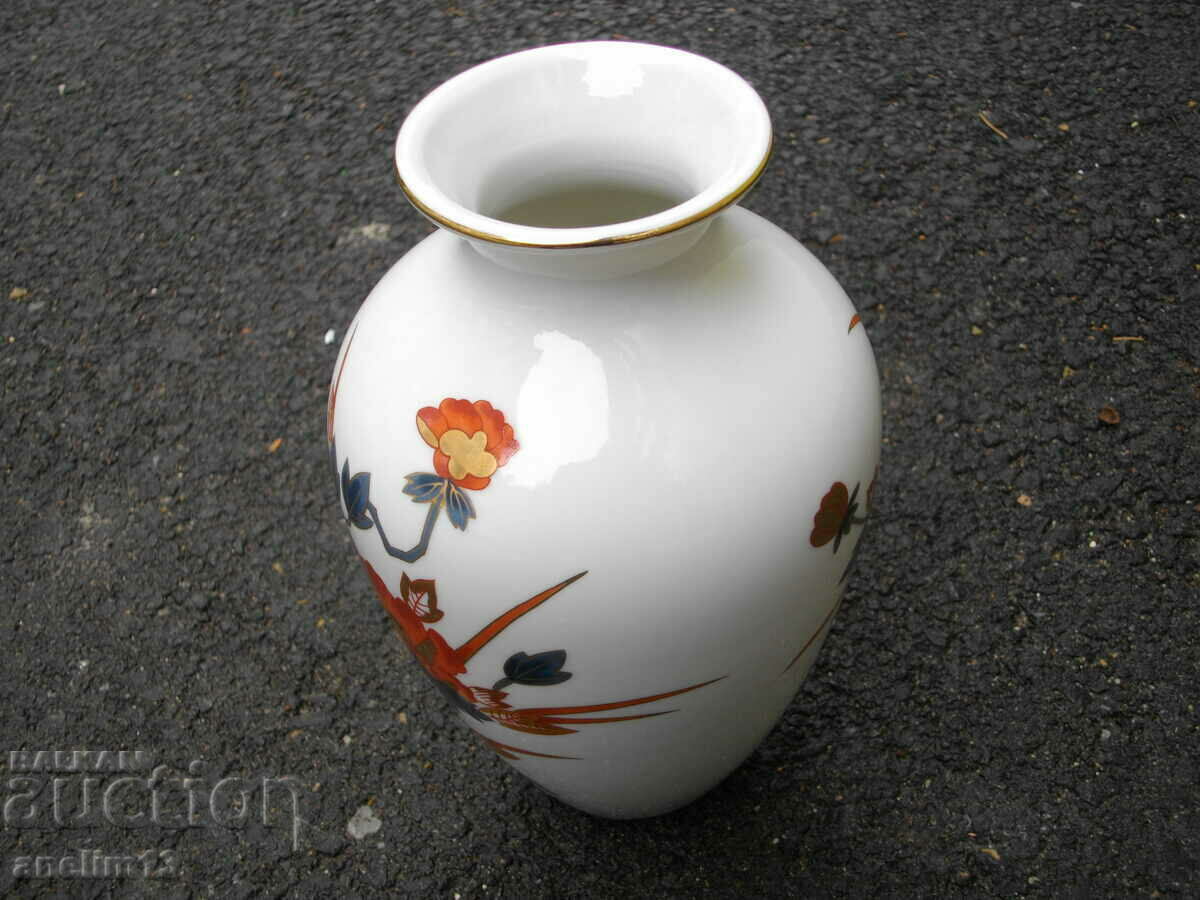 Delivery of PORCELAIN VASE Delivery of PORCELAIN VASE