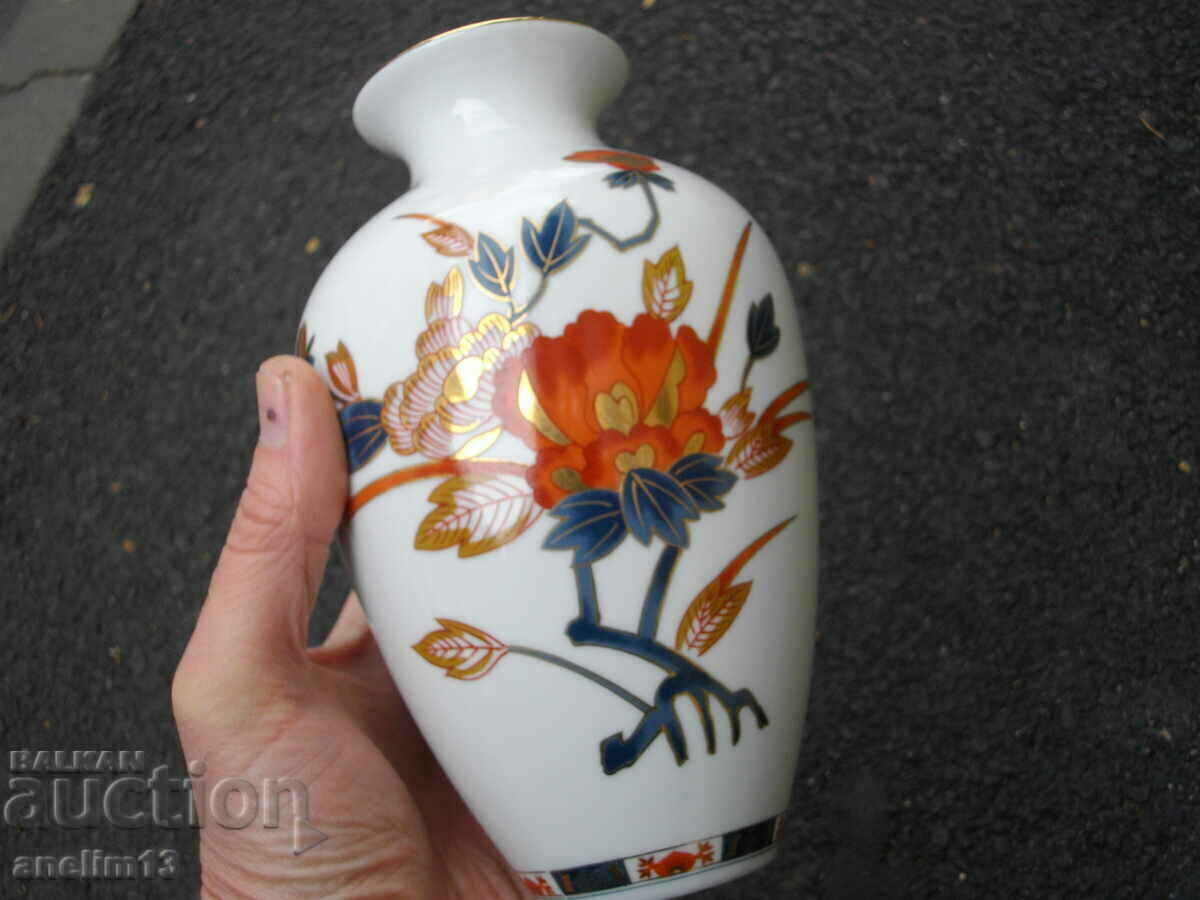 PORCELAIN VASE - 5 PORCELAIN VASE - 5