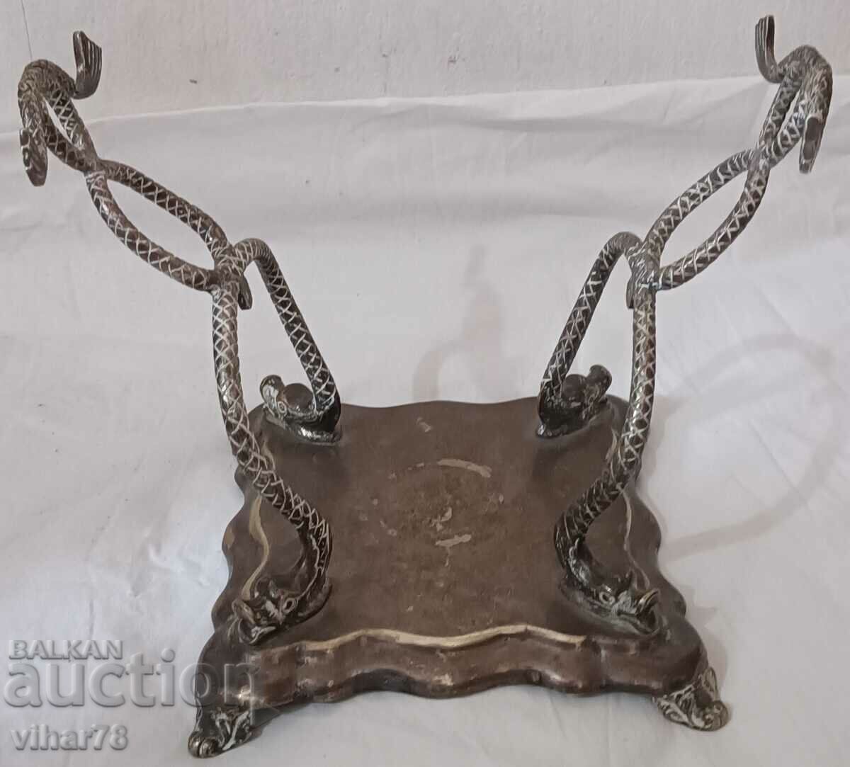 stand de ziare placat cu argint cu preț € 59.99 | 117.33 BGN