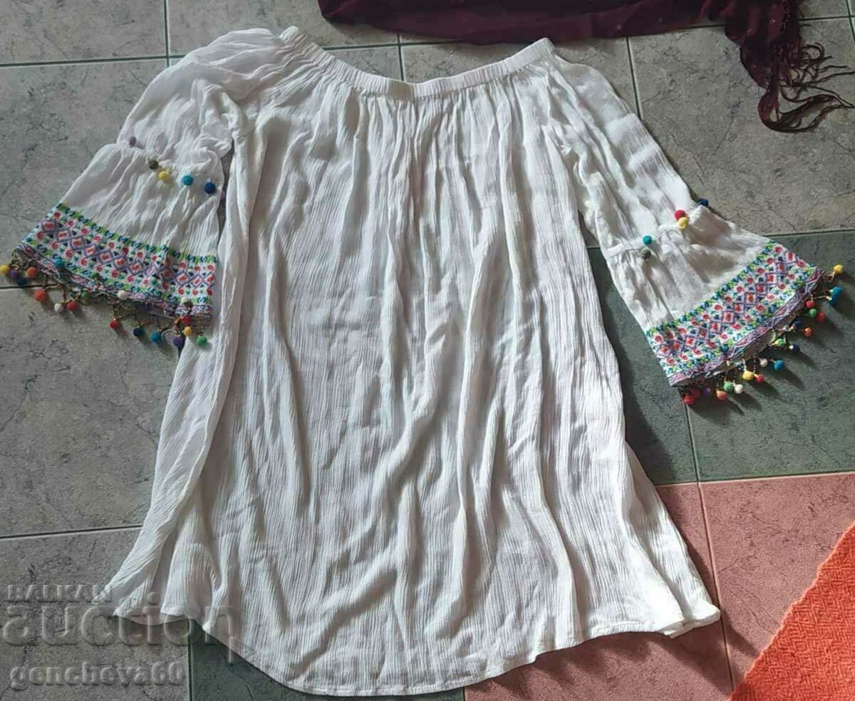 Cămașă cu broderie, mărgele și eșarfă cu paiete cu preț 25.00 BGN | € 12.78 Cămașă cu broderie, mărgele și eșarfă cu paiete cu preț 25.00 BGN | € 12.78