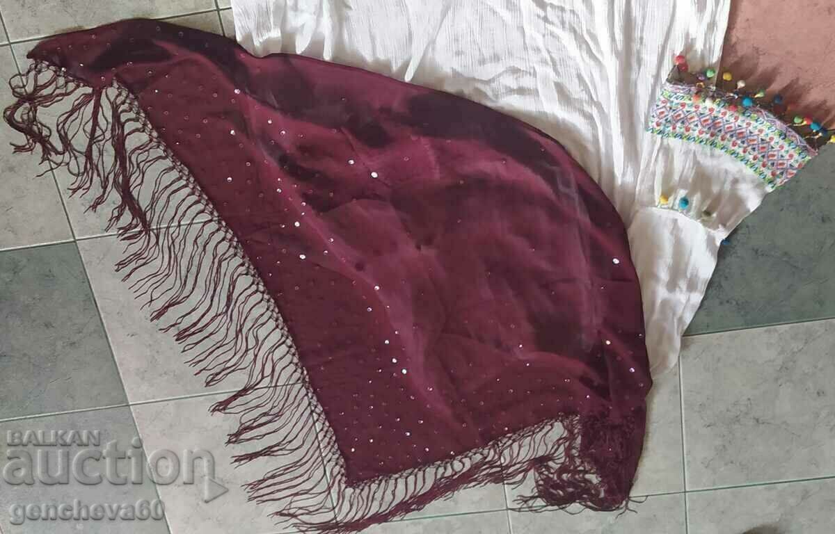 Livrarea Cămașă cu broderie, mărgele și eșarfă cu paiete Livrarea Cămașă cu broderie, mărgele și eșarfă cu paiete