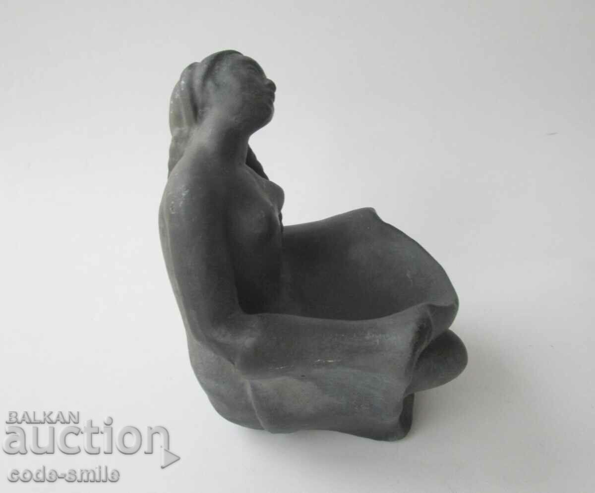 Delivery of Old master plastic statuette figure beautiful girl Delivery of Old master plastic statuette figure beautiful girl