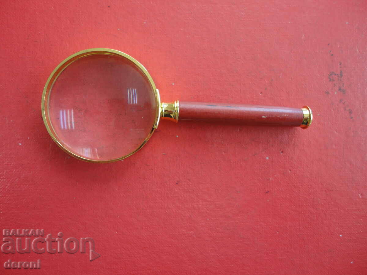 Ένας υπέροχος επιχρυσωμένος μεγεθυντικός φακός με τιμή 10.00 BGN | € 5.11 Ένας υπέροχος επιχρυσωμένος μεγεθυντικός φακός με τιμή 10.00 BGN | € 5.11