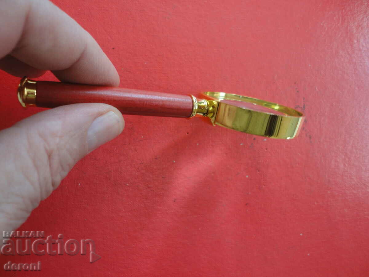 Παράδοση Ένας υπέροχος επιχρυσωμένος μεγεθυντικός φακός Παράδοση Ένας υπέροχος επιχρυσωμένος μεγεθυντικός φακός