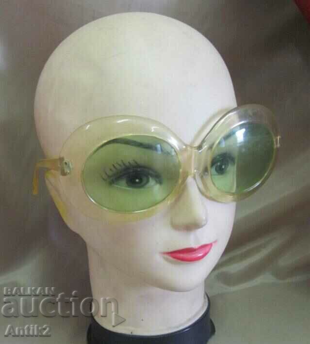 Ochelari de soare antici pentru femei din anii 50