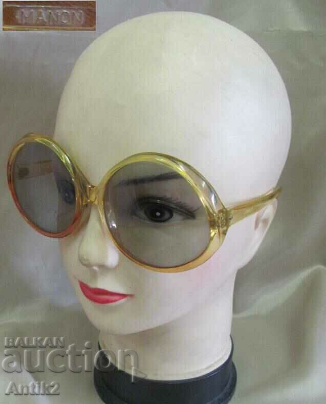 Ochelari de soare antici pentru femei din anii 50