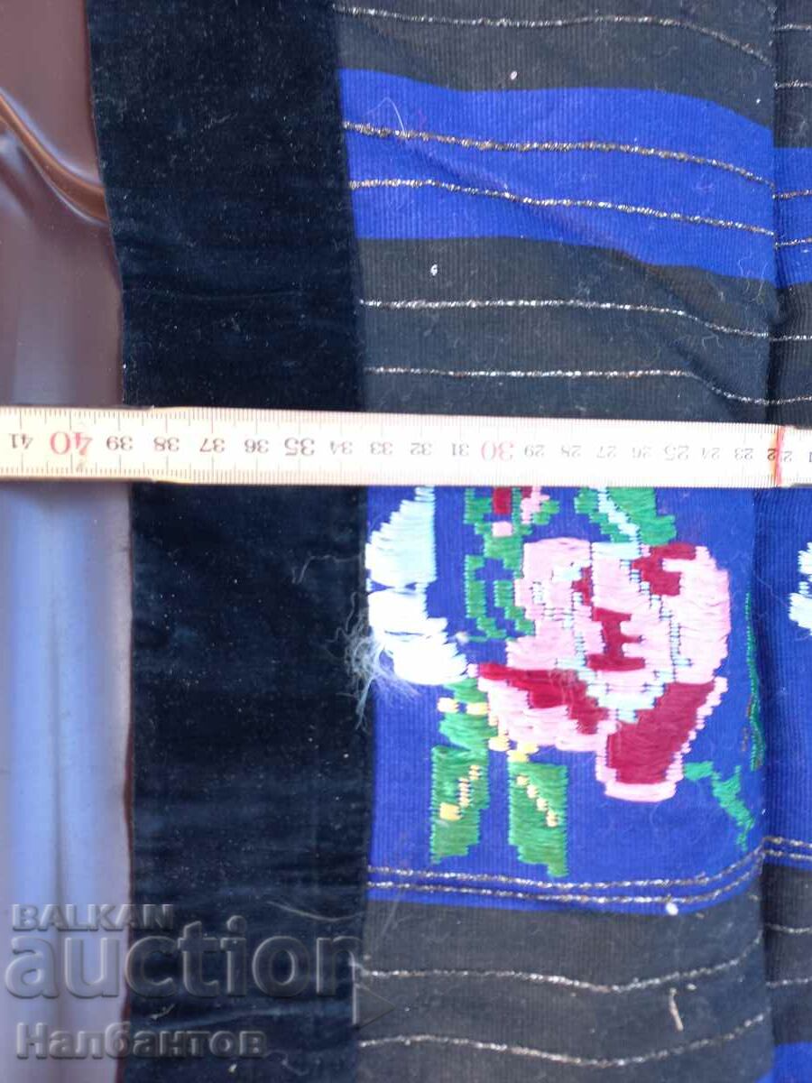 Auction WEAR AN OLD APRON Auction WEAR AN OLD APRON