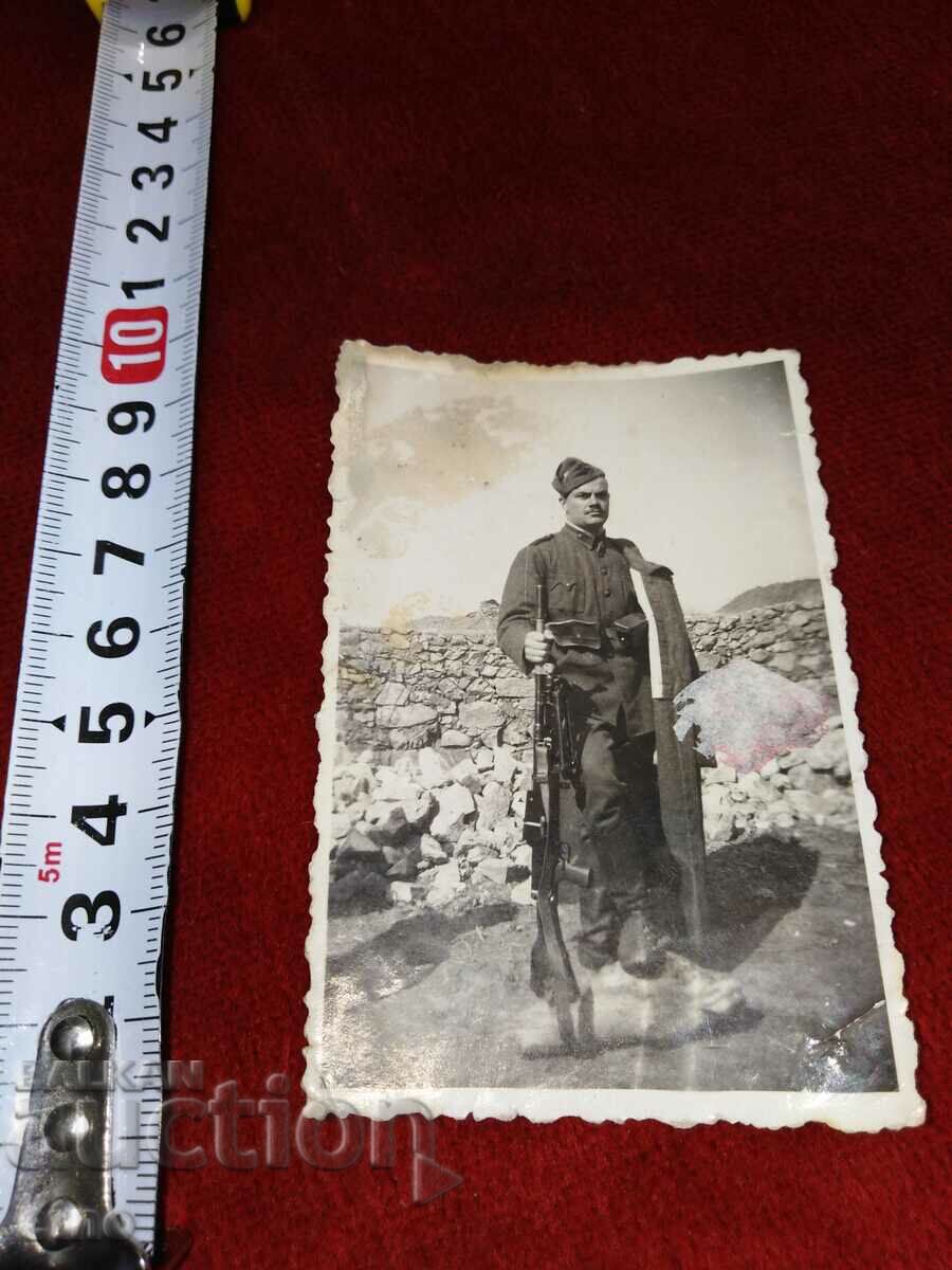 FOTO REGAL - soldat, pușcă, mitralieră