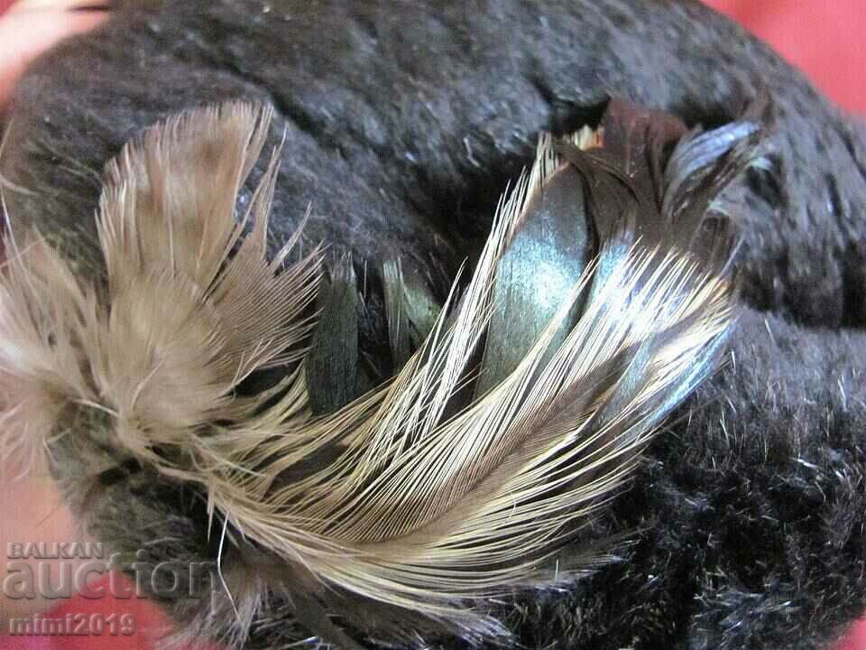 Delivery of 60's Antique Women's Feather Hat Delivery of 60's Antique Women's Feather Hat