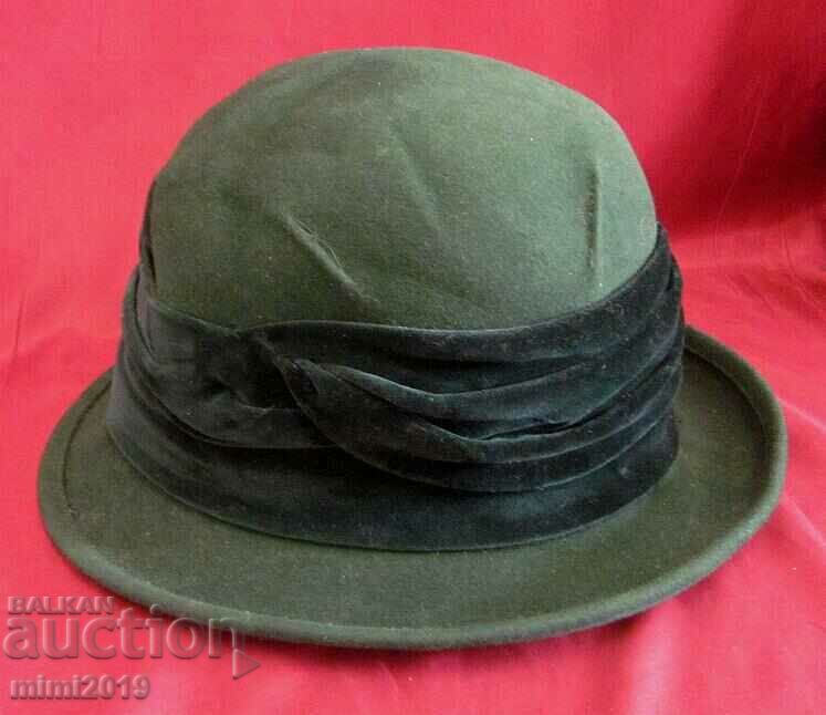 Delivery of 50's Antique Women's Felt and Velvet Hat Delivery of 50's Antique Women's Felt and Velvet Hat